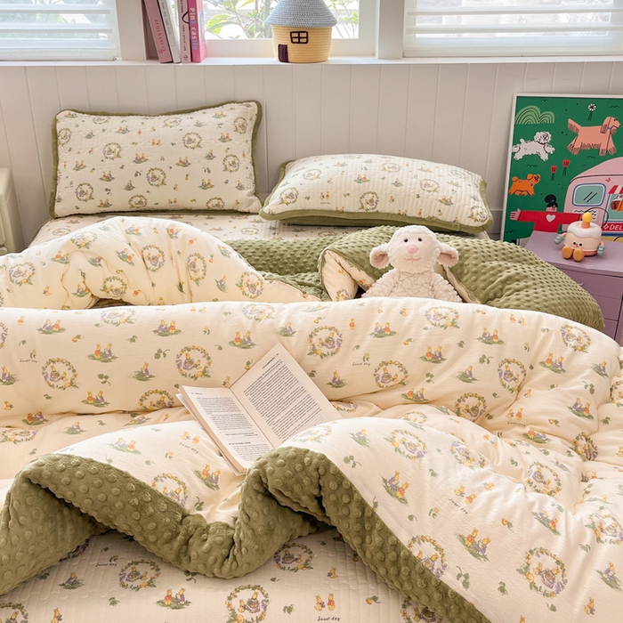 91家纺网 家纺一手货源 找家纺 贝扬思家纺 2025新款云感双层纱ins少女心可爱系加厚豆豆被床盖暖梦系列（小红书推荐） 田园兔