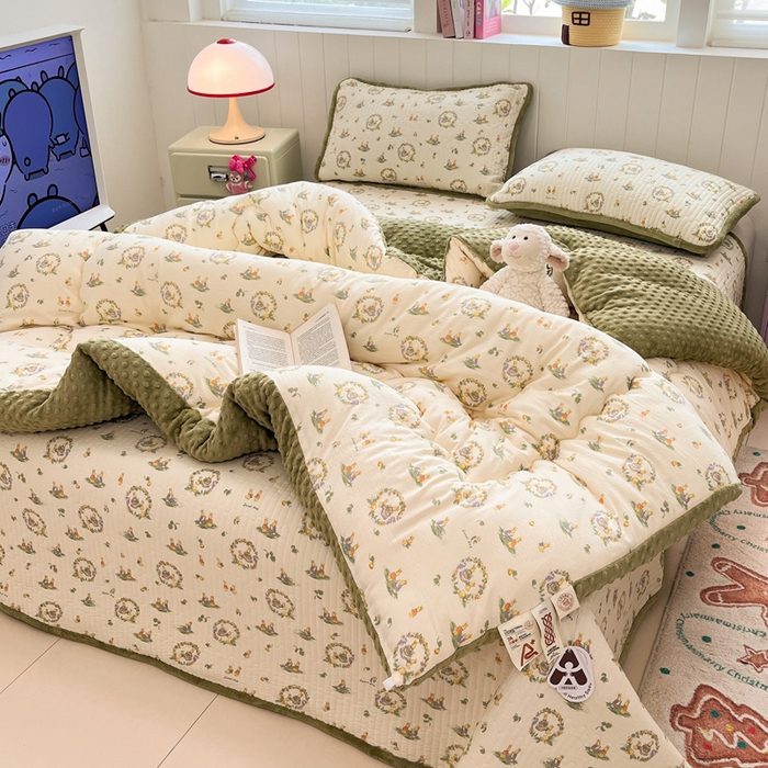 91家纺网 家纺一手货源 找家纺 贝扬思家纺 2025新款云感双层纱ins少女心可爱系加厚豆豆被床盖暖梦系列（小红书推荐） 田园兔