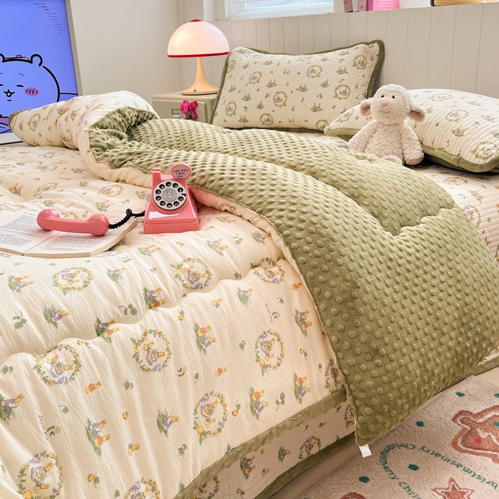 91家纺网 家纺一手货源 找家纺 贝扬思家纺 2025新款云感双层纱ins少女心可爱系加厚豆豆被床盖暖梦系列（小红书推荐） 田园兔