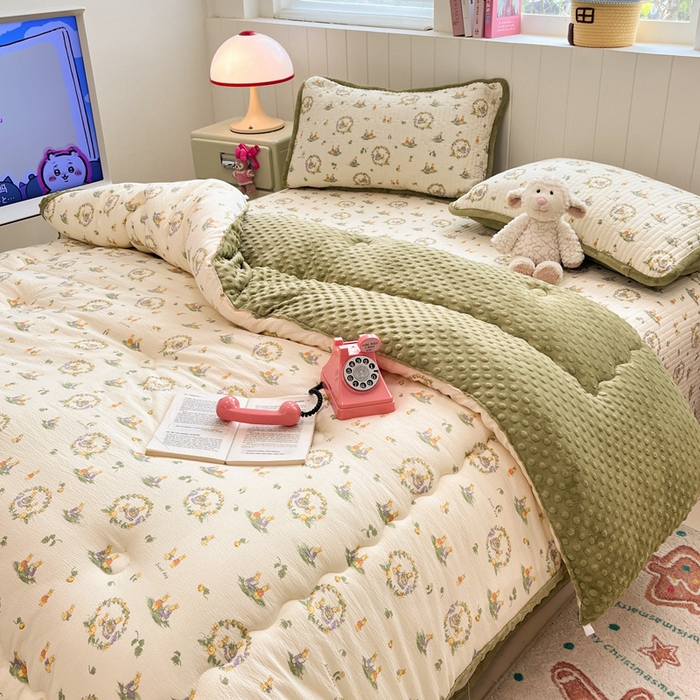 91家纺网 家纺一手货源 找家纺 贝扬思家纺 2025新款云感双层纱ins少女心可爱系加厚豆豆被床盖暖梦系列（小红书推荐） 田园兔
