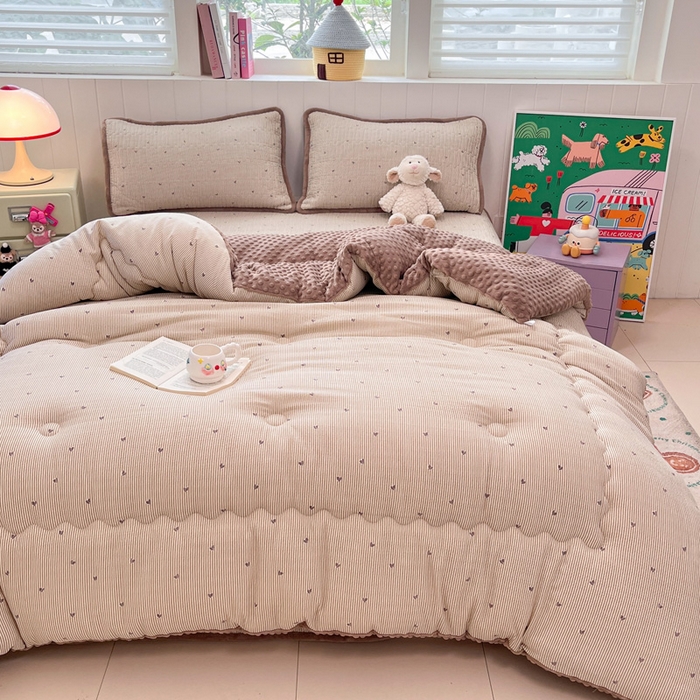 91家纺网 家纺一手货源 找家纺 贝扬思家纺 2025新款云感双层纱ins少女心可爱系加厚豆豆被床盖暖梦系列（小红书推荐） 条条心