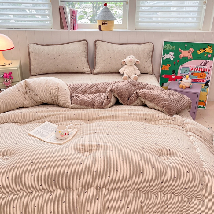 91家纺网 家纺一手货源 找家纺 贝扬思家纺 2025新款云感双层纱ins少女心可爱系加厚豆豆被床盖暖梦系列（小红书推荐） 条条心