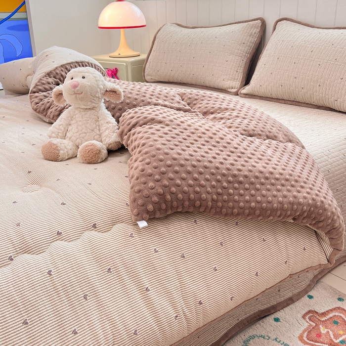 91家纺网 家纺一手货源 找家纺 贝扬思家纺 2025新款云感双层纱ins少女心可爱系加厚豆豆被床盖暖梦系列（小红书推荐） 条条心