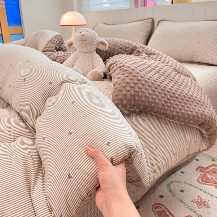 91家纺网 家纺一手货源 找家纺 贝扬思家纺 2025新款云感双层纱ins少女心可爱系加厚豆豆被床盖暖梦系列（小红书推荐） 条条心