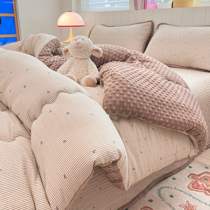 91家纺网 家纺一手货源 找家纺 贝扬思家纺 2025新款云感双层纱ins少女心可爱系加厚豆豆被床盖暖梦系列（小红书推荐） 条条心