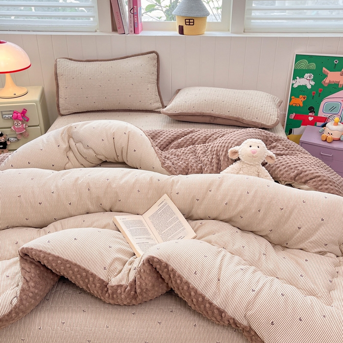 91家纺网 家纺一手货源 找家纺 贝扬思家纺 2025新款云感双层纱ins少女心可爱系加厚豆豆被床盖暖梦系列（小红书推荐） 条条心