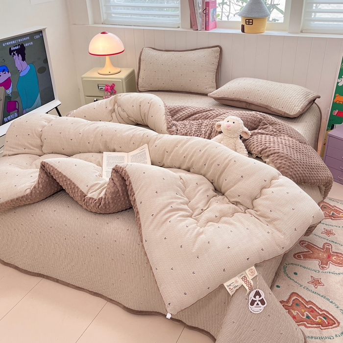 91家纺网 家纺一手货源 找家纺 贝扬思家纺 2025新款云感双层纱ins少女心可爱系加厚豆豆被床盖暖梦系列（小红书推荐） 条条心