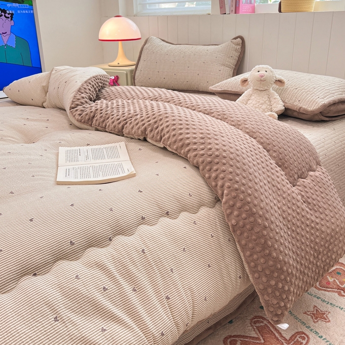 91家纺网 家纺一手货源 找家纺 贝扬思家纺 2025新款云感双层纱ins少女心可爱系加厚豆豆被床盖暖梦系列（小红书推荐） 条条心