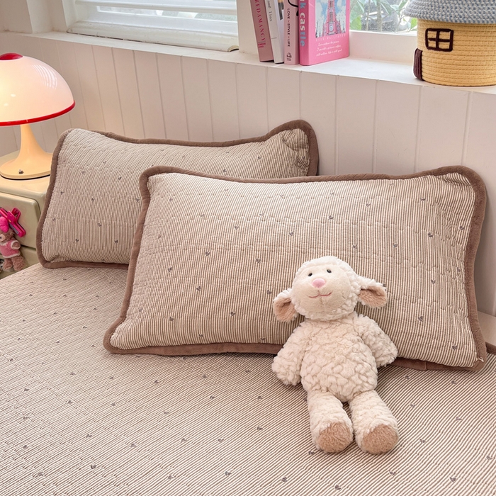 91家纺网 家纺一手货源 找家纺 贝扬思家纺 2025新款云感双层纱ins少女心可爱系加厚豆豆被床盖暖梦系列（小红书推荐） 条条心