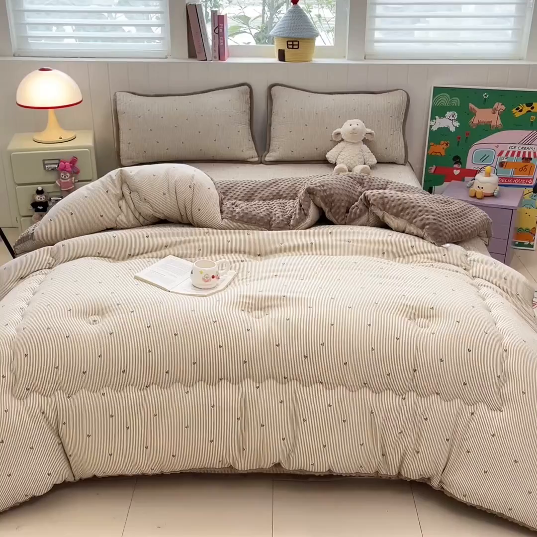 91家纺网 家纺一手货源 找家纺 贝扬思家纺 2025新款云感双层纱ins少女心可爱系加厚豆豆被床盖暖梦系列（小红书推荐） 条条心