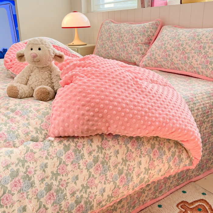 91家纺网 家纺一手货源 找家纺 贝扬思家纺 2025新款云感双层纱ins少女心可爱系加厚豆豆被床盖暖梦系列（小红书推荐） 童话集