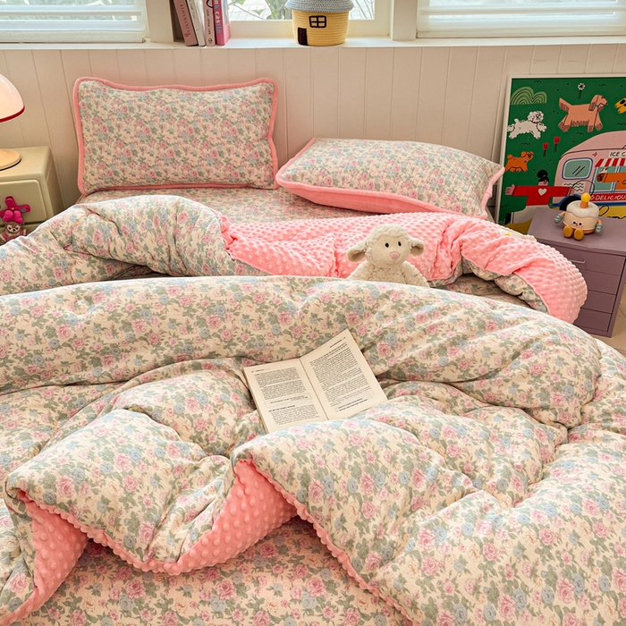 91家纺网 家纺一手货源 找家纺 贝扬思家纺 2025新款云感双层纱ins少女心可爱系加厚豆豆被床盖暖梦系列（小红书推荐） 童话集