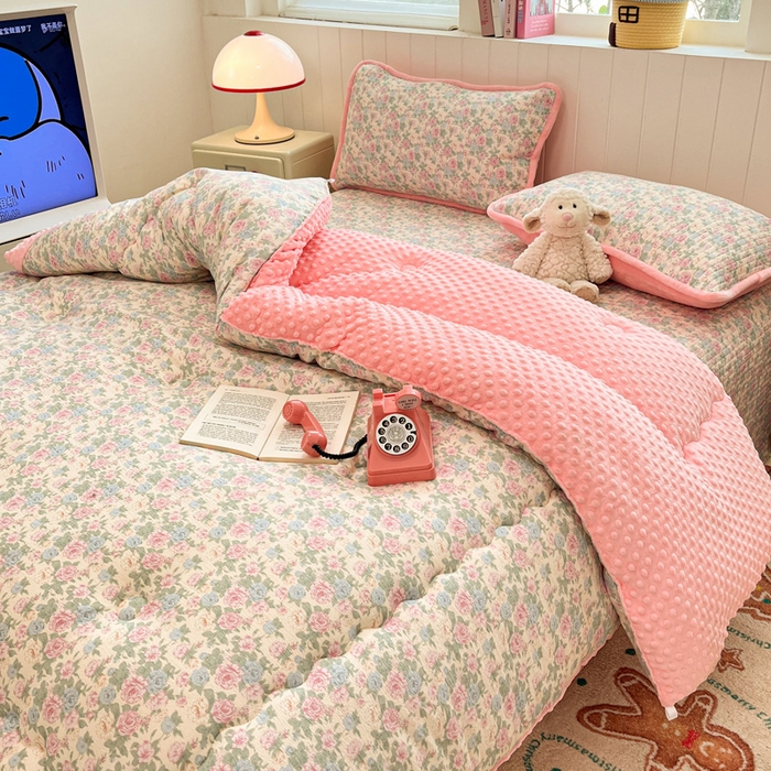 91家纺网 家纺一手货源 找家纺 贝扬思家纺 2025新款云感双层纱ins少女心可爱系加厚豆豆被床盖暖梦系列（小红书推荐） 童话集