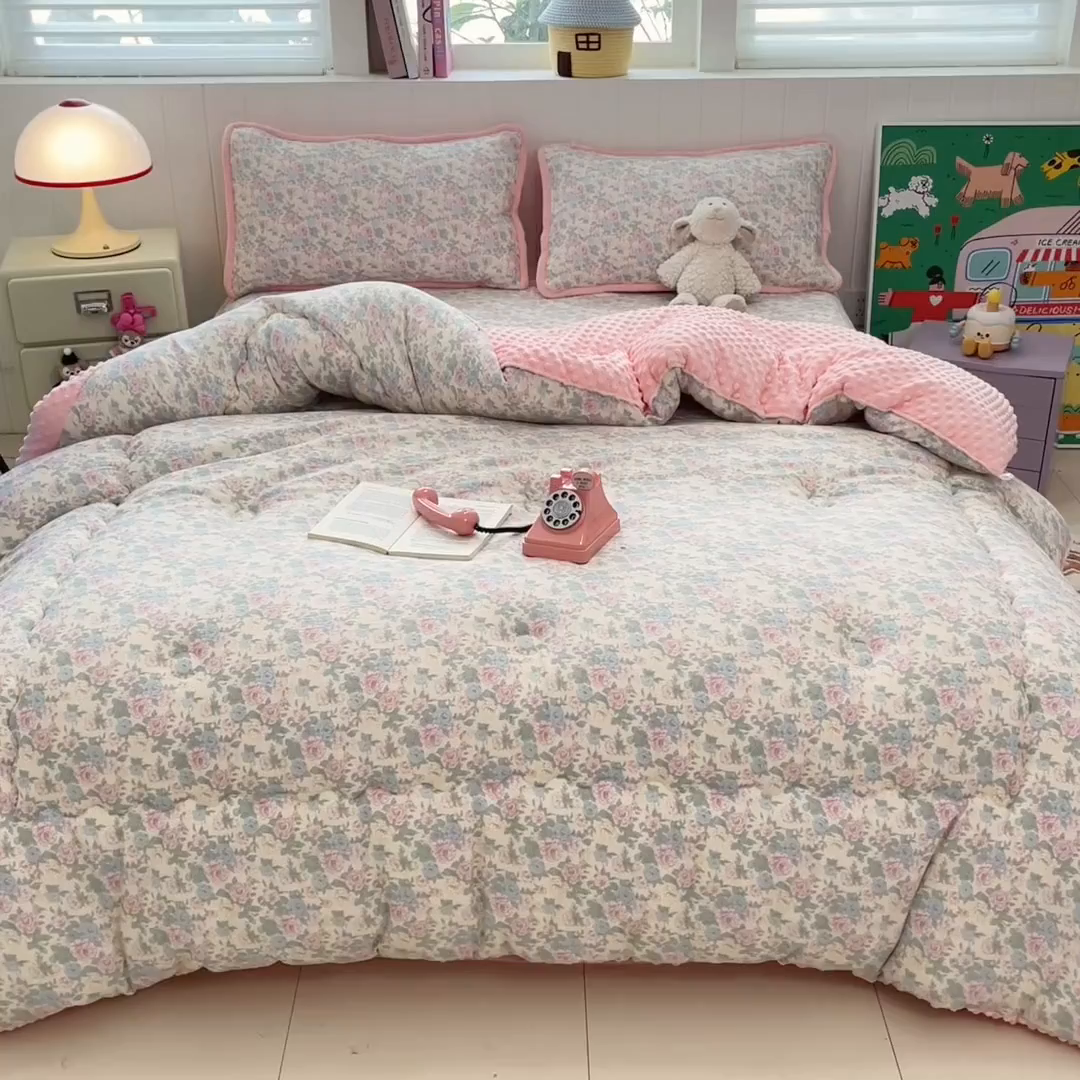 91家纺网 家纺一手货源 找家纺 贝扬思家纺 2025新款云感双层纱ins少女心可爱系加厚豆豆被床盖暖梦系列（小红书推荐） 童话集
