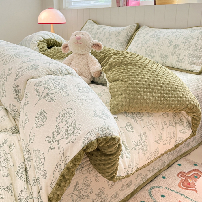 91家纺网 家纺一手货源 找家纺 贝扬思家纺 2025新款云感双层纱ins少女心可爱系加厚豆豆被床盖暖梦系列（小红书推荐） 线条兔