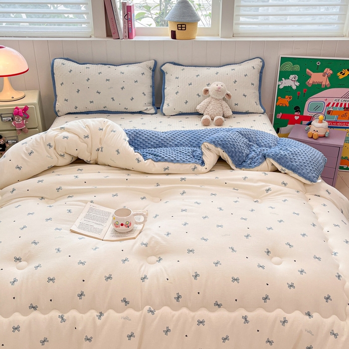 91家纺网 家纺一手货源 找家纺 贝扬思家纺 2025新款云感双层纱ins少女心可爱系加厚豆豆被床盖暖梦系列（小红书推荐） 小蓝蝶