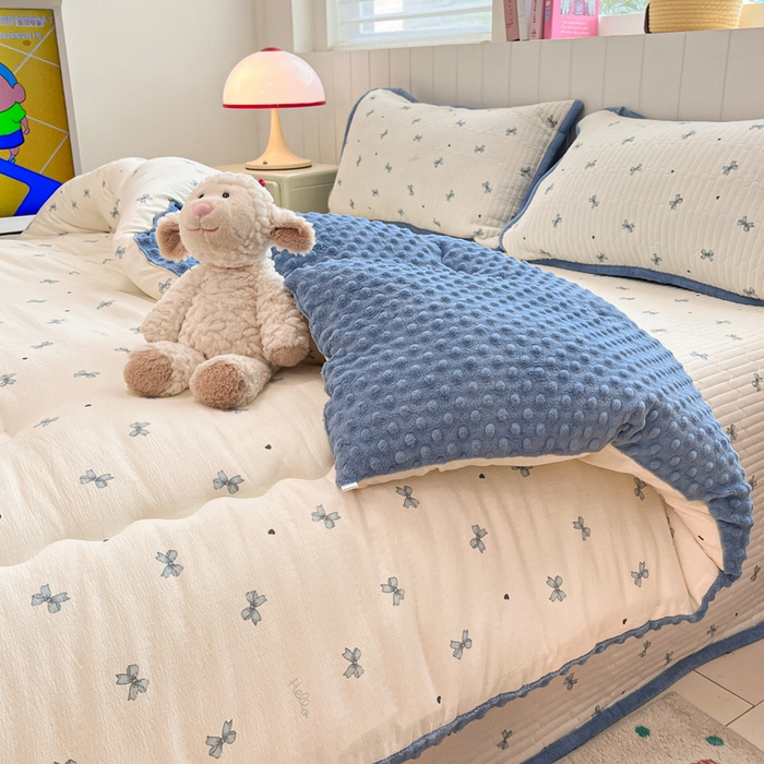 91家纺网 家纺一手货源 找家纺 贝扬思家纺 2025新款云感双层纱ins少女心可爱系加厚豆豆被床盖暖梦系列（小红书推荐） 小蓝蝶