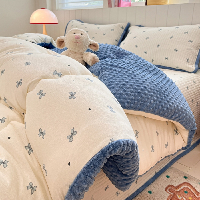 91家纺网 家纺一手货源 找家纺 贝扬思家纺 2025新款云感双层纱ins少女心可爱系加厚豆豆被床盖暖梦系列（小红书推荐） 小蓝蝶