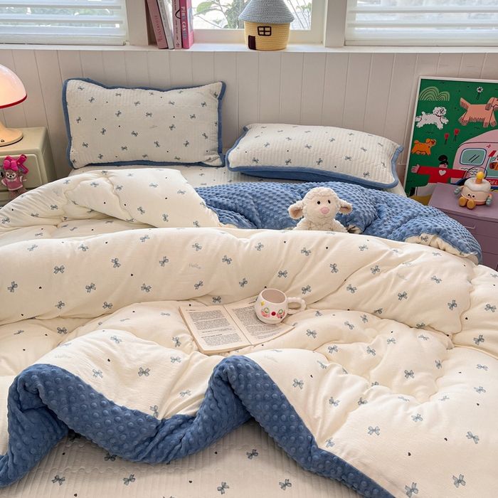 91家纺网 家纺一手货源 找家纺 贝扬思家纺 2025新款云感双层纱ins少女心可爱系加厚豆豆被床盖暖梦系列（小红书推荐） 小蓝蝶