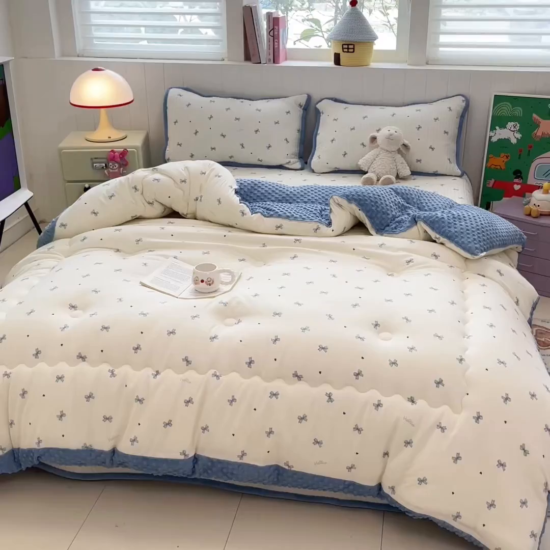 91家纺网 家纺一手货源 找家纺 贝扬思家纺 2025新款云感双层纱ins少女心可爱系加厚豆豆被床盖暖梦系列（小红书推荐） 小蓝蝶