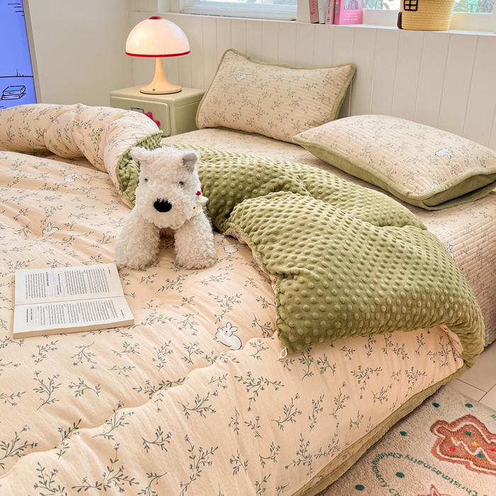 91家纺网 家纺一手货源 找家纺 贝扬思家纺 2025新款云感双层纱ins少女心可爱系加厚豆豆被床盖暖梦系列（小红书推荐） 一只兔