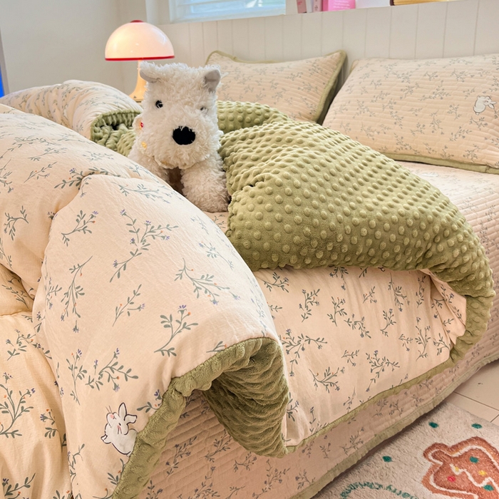 91家纺网 家纺一手货源 找家纺 贝扬思家纺 2025新款云感双层纱ins少女心可爱系加厚豆豆被床盖暖梦系列（小红书推荐） 一只兔