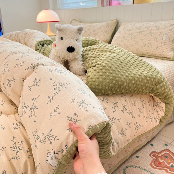 91家纺网 家纺一手货源 找家纺 贝扬思家纺 2025新款云感双层纱ins少女心可爱系加厚豆豆被床盖暖梦系列（小红书推荐） 一只兔