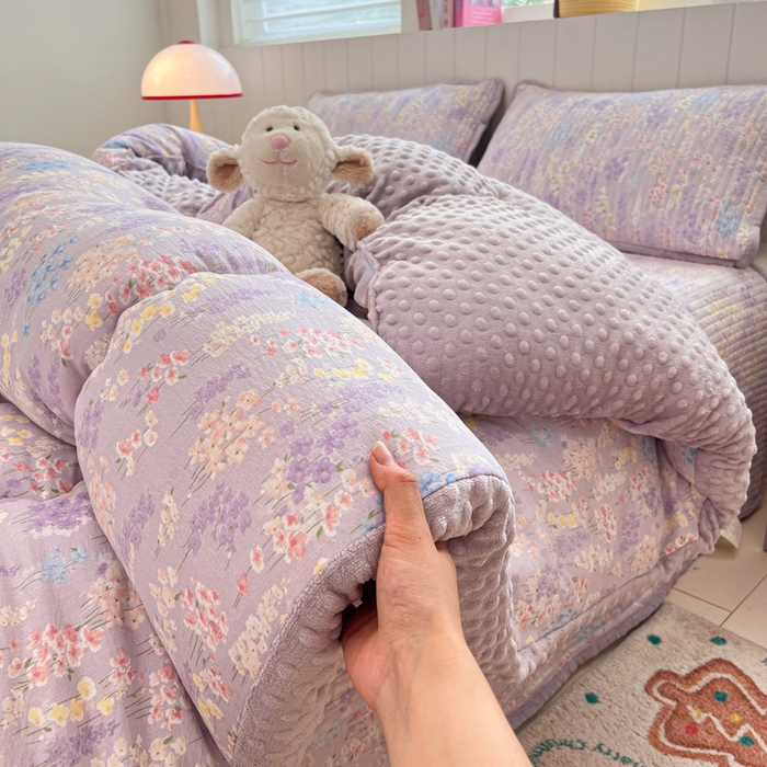 91家纺网 家纺一手货源 找家纺 贝扬思家纺 2025新款云感双层纱ins少女心可爱系加厚豆豆被床盖暖梦系列（小红书推荐） 紫藤香