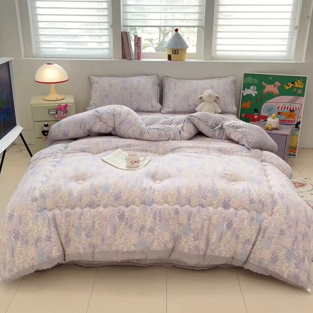 91家纺网 家纺一手货源 找家纺 贝扬思家纺 2025新款云感双层纱ins少女心可爱系加厚豆豆被床盖暖梦系列（小红书推荐） 紫藤香
