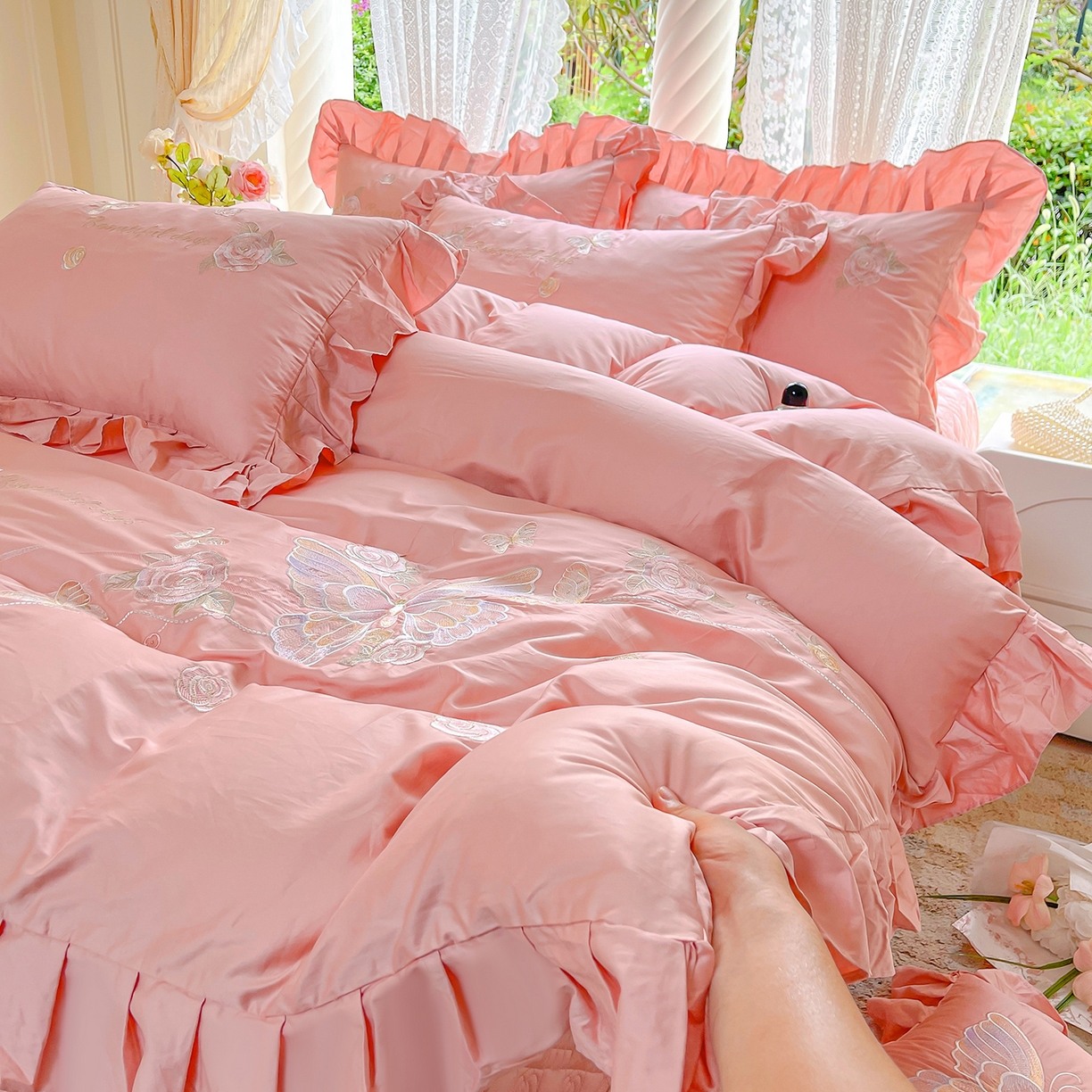 91家纺网 家纺一手货源 找家纺 宜凡家纺 2025新款长绒棉绣花夹棉床盖三件套--蝶恋笙花系列 蝶恋笙花 香妃粉