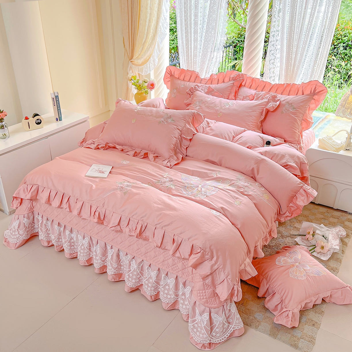 91家纺网 家纺一手货源 找家纺 宜凡家纺 2025新款长绒棉绣花夹棉床盖三件套--蝶恋笙花系列 蝶恋笙花 香妃粉