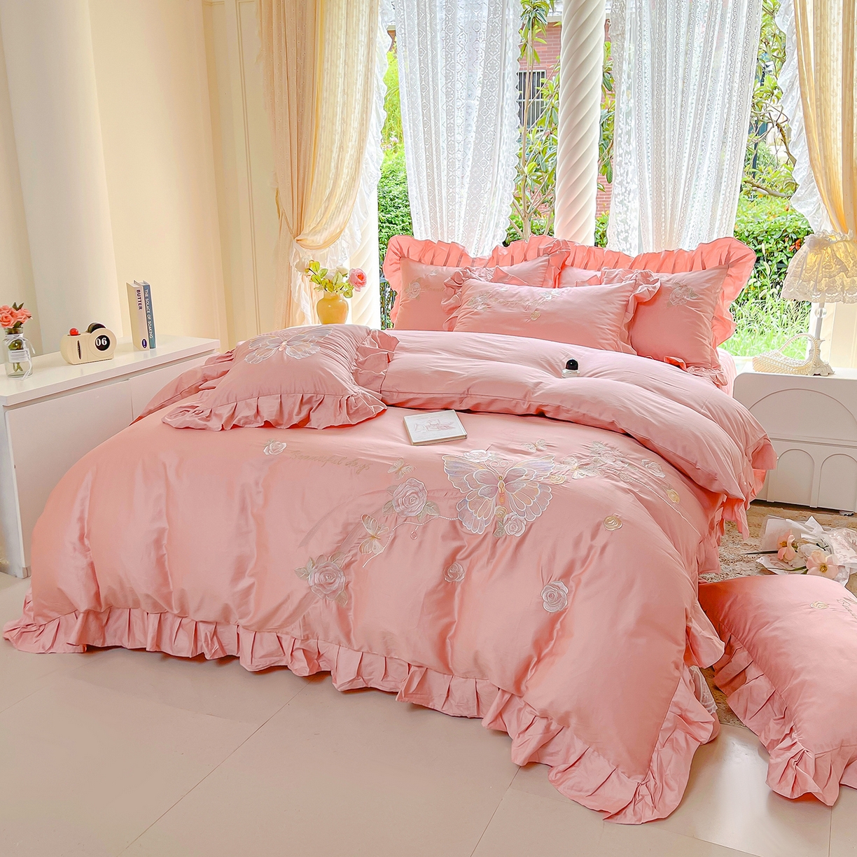 91家纺网 家纺一手货源 找家纺 宜凡家纺 2025新款长绒棉绣花夹棉床盖三件套--蝶恋笙花系列 蝶恋笙花 香妃粉