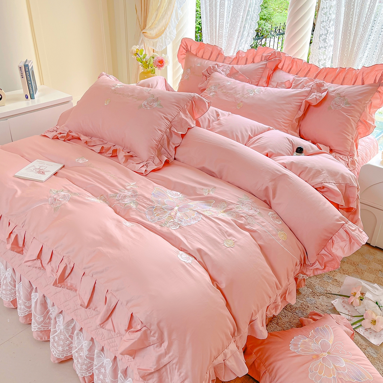 91家纺网 家纺一手货源 找家纺 宜凡家纺 2025新款长绒棉绣花夹棉床盖三件套--蝶恋笙花系列 蝶恋笙花 香妃粉