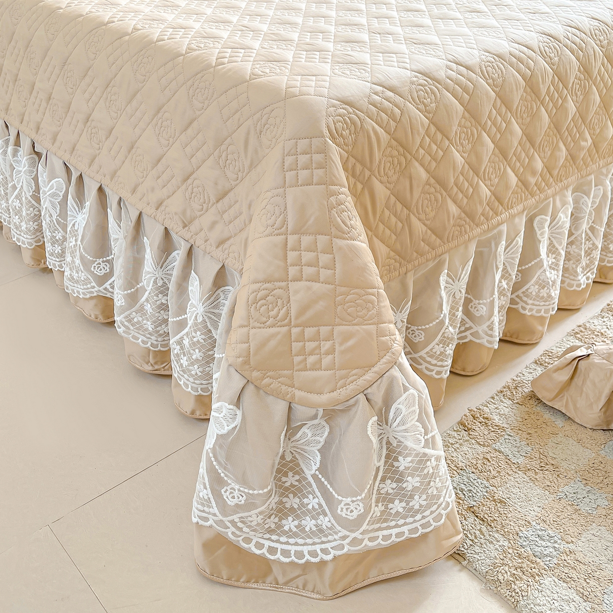 91家纺网 家纺一手货源 找家纺 宜凡家纺 2025新款长绒棉绣花夹棉床盖三件套--蝶恋笙花系列 蝶恋笙花 燕麦色