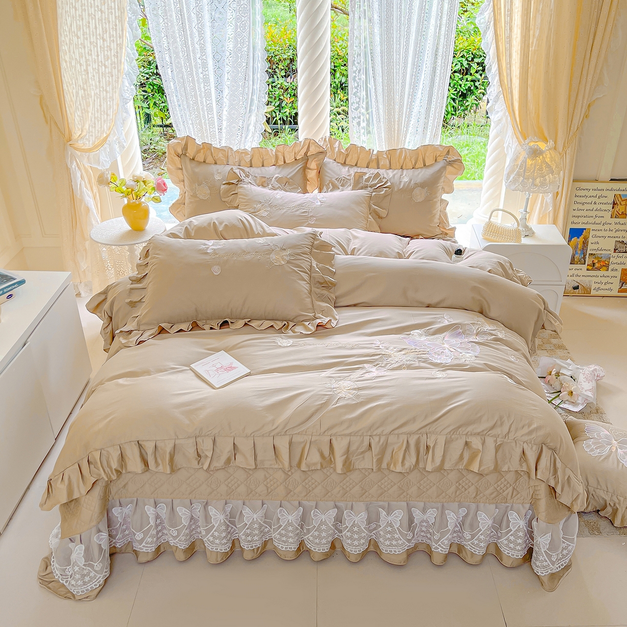 91家纺网 家纺一手货源 找家纺 宜凡家纺 2025新款长绒棉绣花夹棉床盖三件套--蝶恋笙花系列 蝶恋笙花 燕麦色