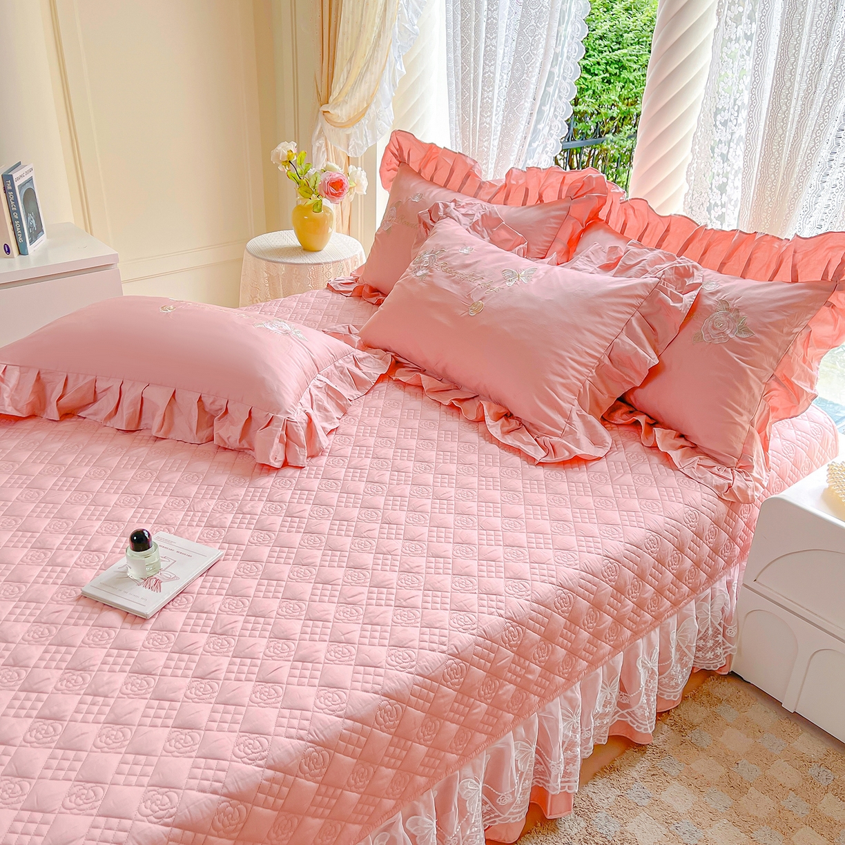 91家纺网 家纺一手货源 找家纺 宜凡家纺 2025新款长绒棉绣花夹棉床盖三件套--蝶恋笙花系列 蝶恋笙花 香妃粉