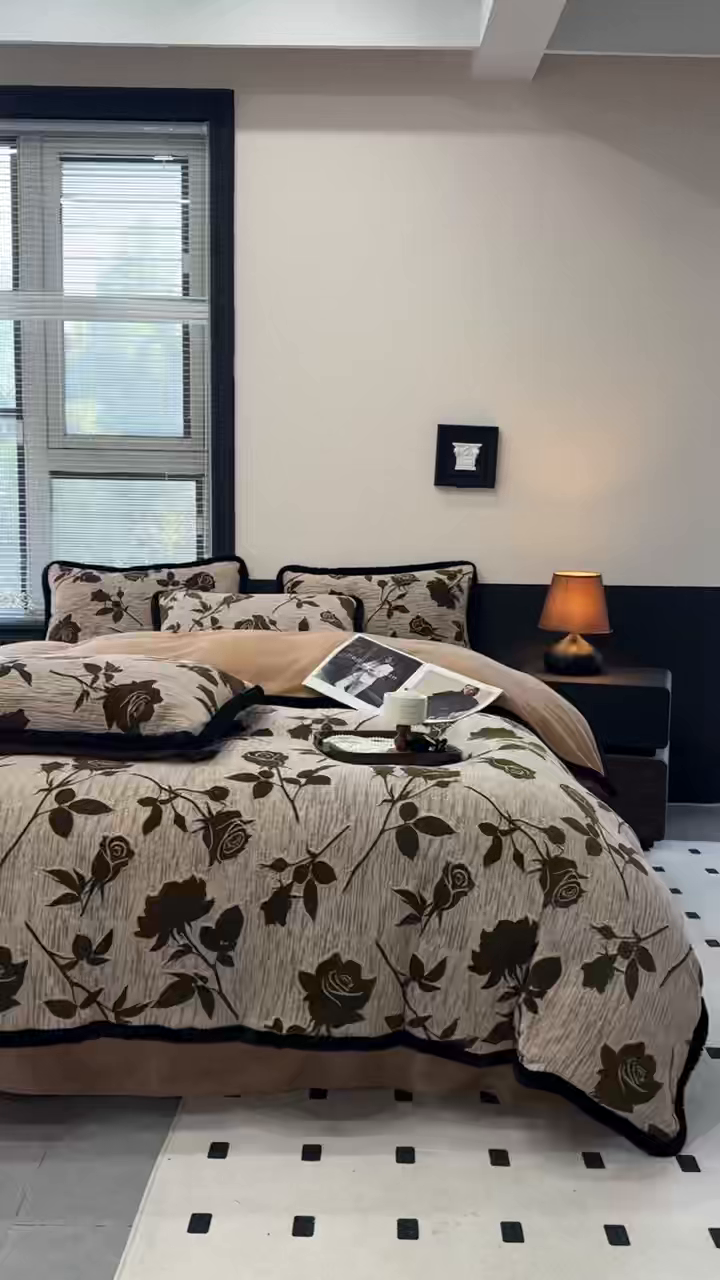 91家纺网 家纺一手货源 找家纺 （总）诺梵家纺 2025新款兔毛绒包边 雕花绒四件套