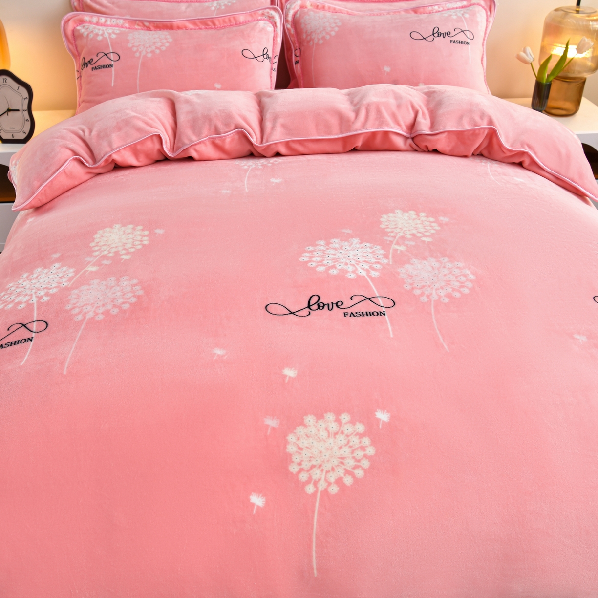 91家纺网 家纺一手货源 找家纺 橘姿家纺 2025新款9-10斤牛奶绒四件套金貂绒四件套 蒲英之恋