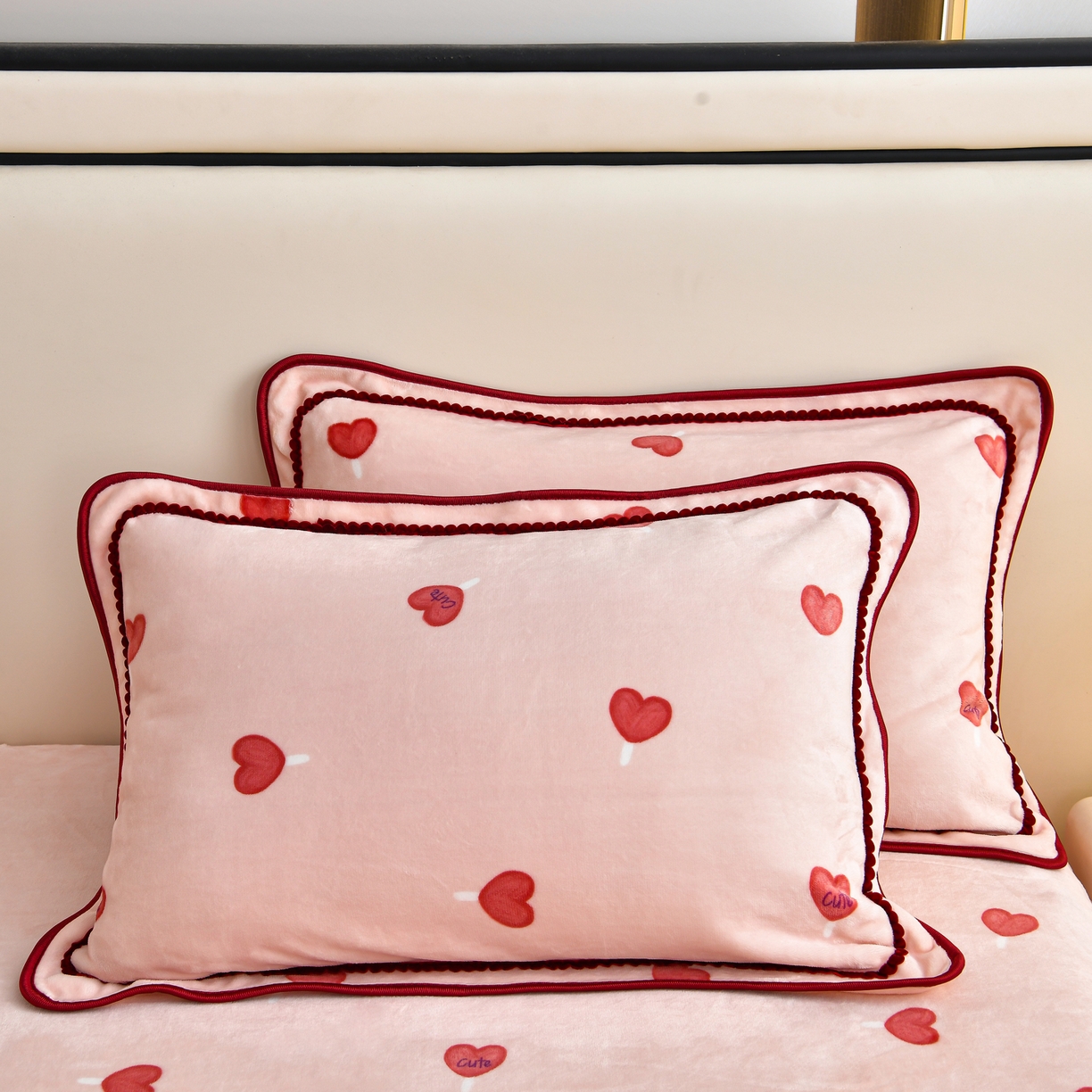 91家纺网 家纺一手货源 找家纺 橘姿家纺 2025新款9-10斤牛奶绒四件套金貂绒四件套 时尚爱心