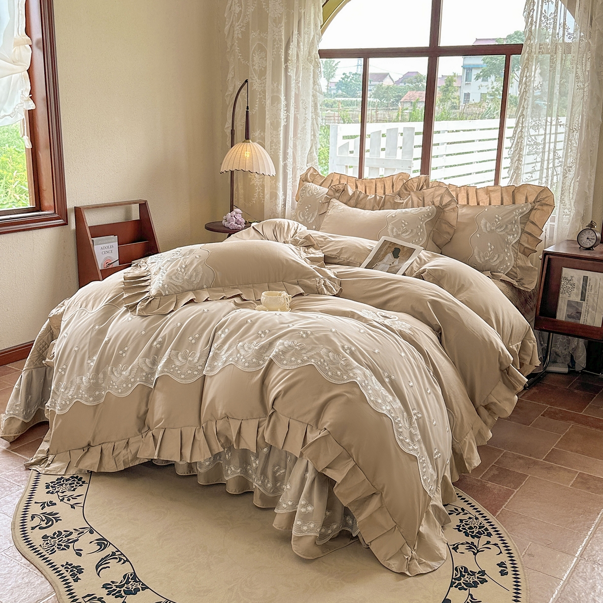 91家纺网 家纺一手货源 找家纺 宜凡家纺 2025新款长绒棉绣花夹棉床盖四件套--天鹅之吻系列 天鹅之吻 浅咖