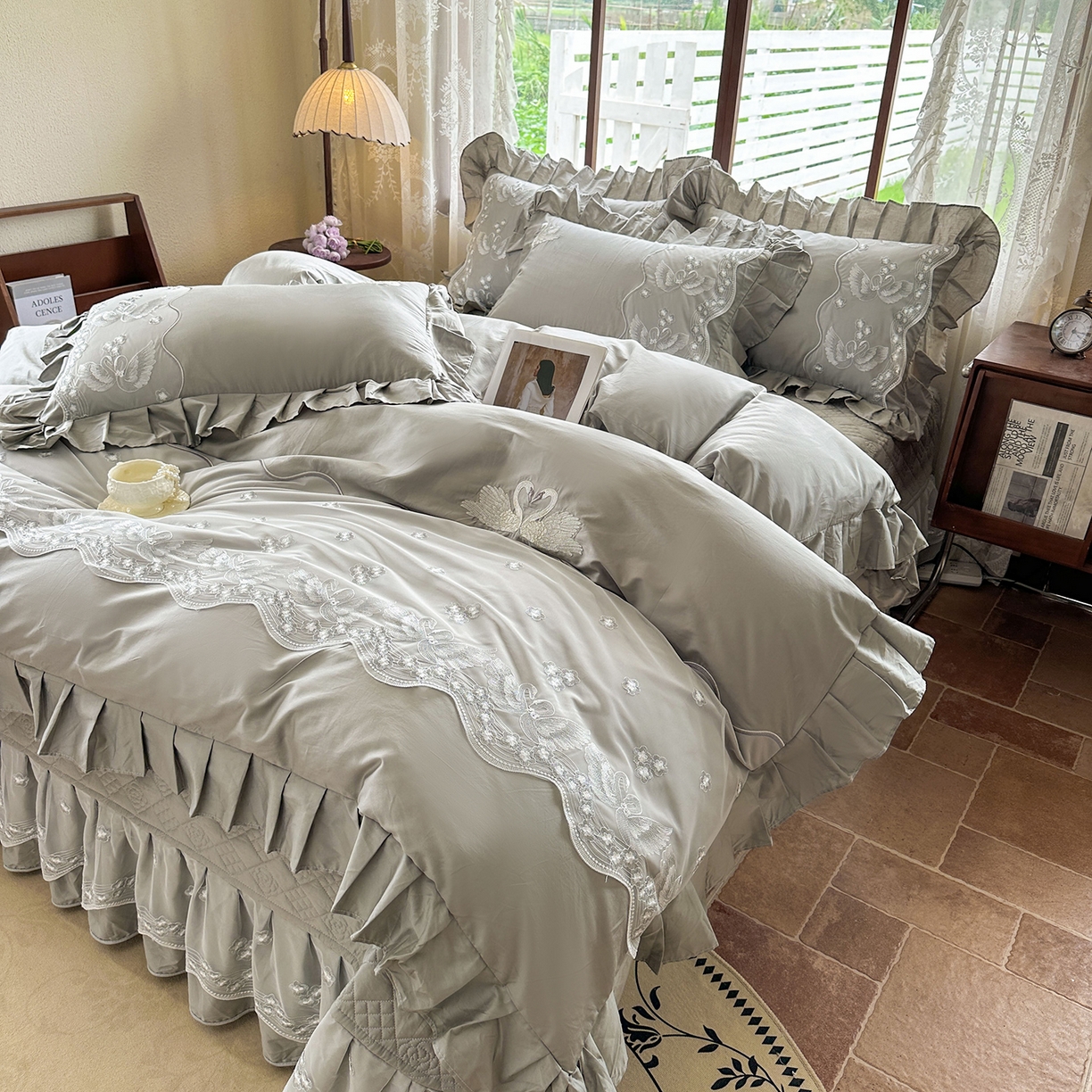 91家纺网 家纺一手货源 找家纺 （总）宜凡家纺 2025新款长绒棉绣花夹棉床盖四件套--天鹅之吻系列