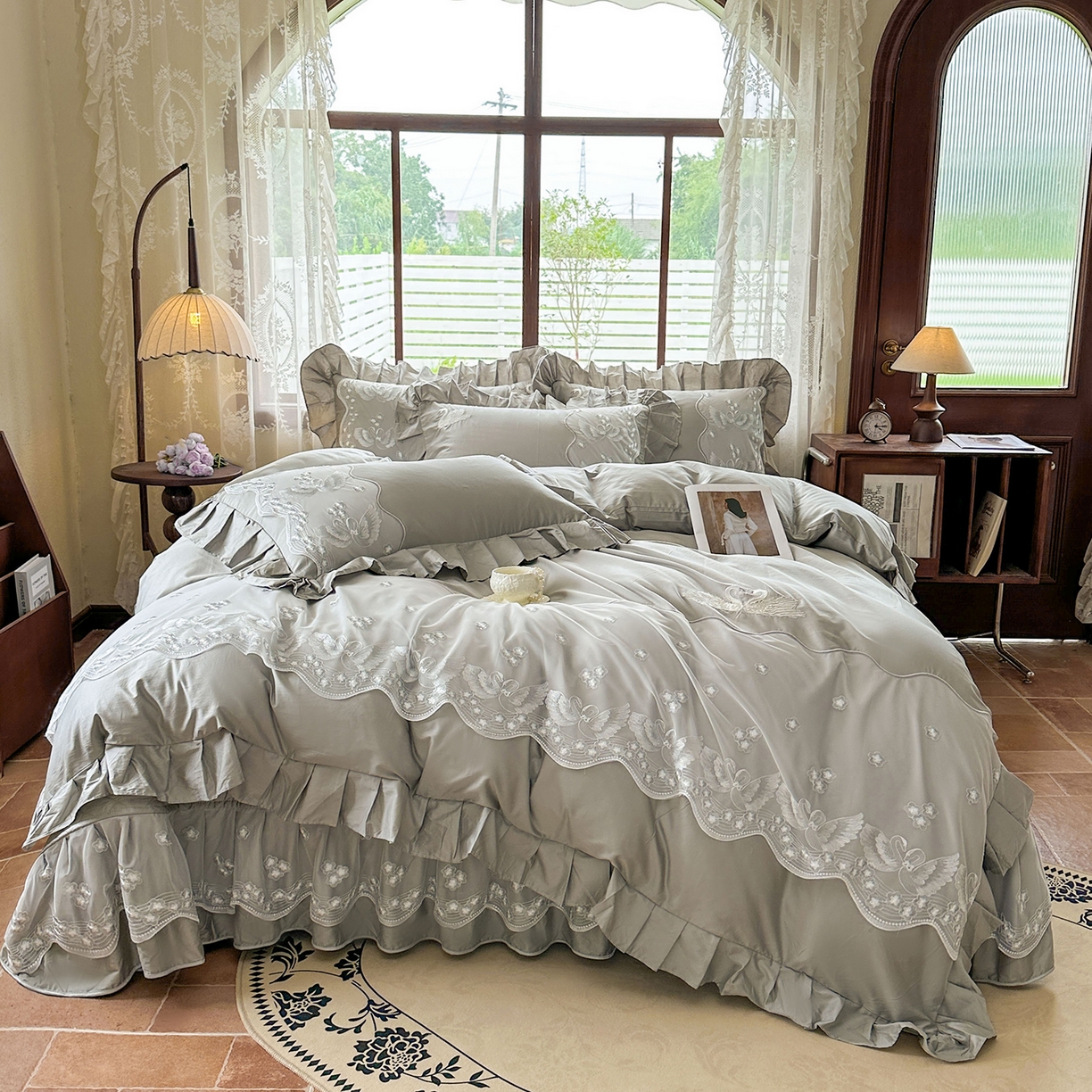 91家纺网 家纺一手货源 找家纺 （总）宜凡家纺 2025新款长绒棉绣花夹棉床盖四件套--天鹅之吻系列