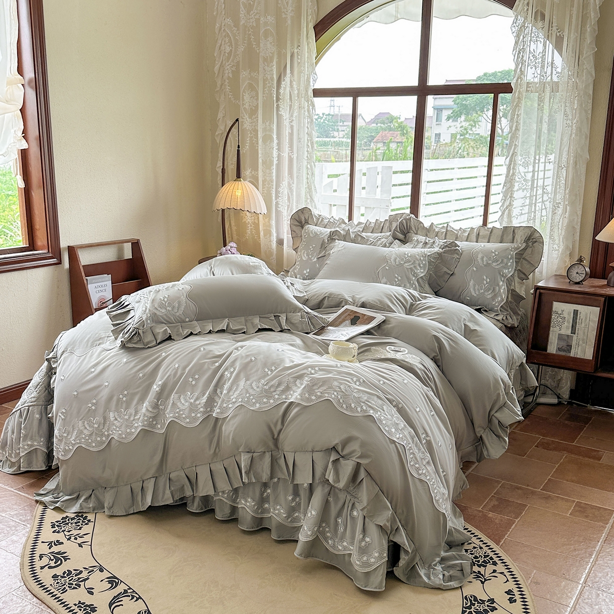 91家纺网 家纺一手货源 找家纺 宜凡家纺 2025新款长绒棉绣花夹棉床盖四件套--天鹅之吻系列 天鹅之吻 梦灰