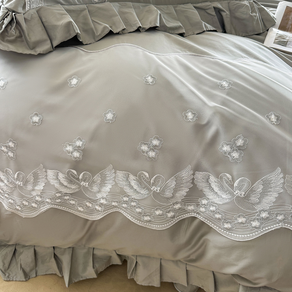 91家纺网 家纺一手货源 找家纺 （总）宜凡家纺 2025新款长绒棉绣花夹棉床盖四件套--天鹅之吻系列