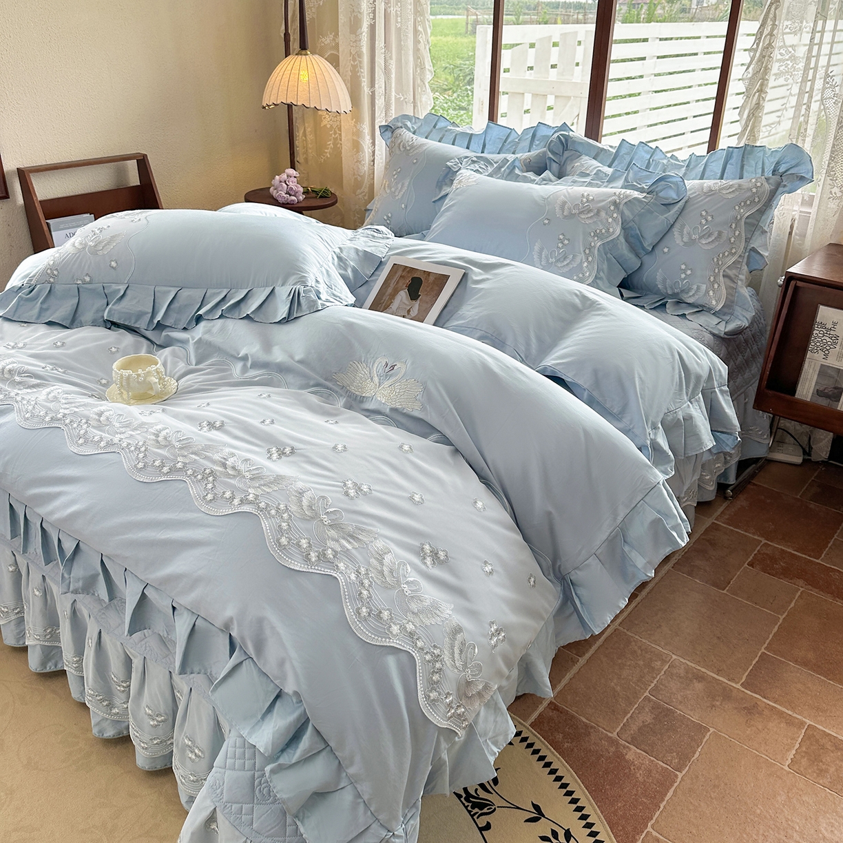 91家纺网 家纺一手货源 找家纺 宜凡家纺 2025新款长绒棉绣花夹棉床盖四件套--天鹅之吻系列 天鹅之吻 蔚蓝