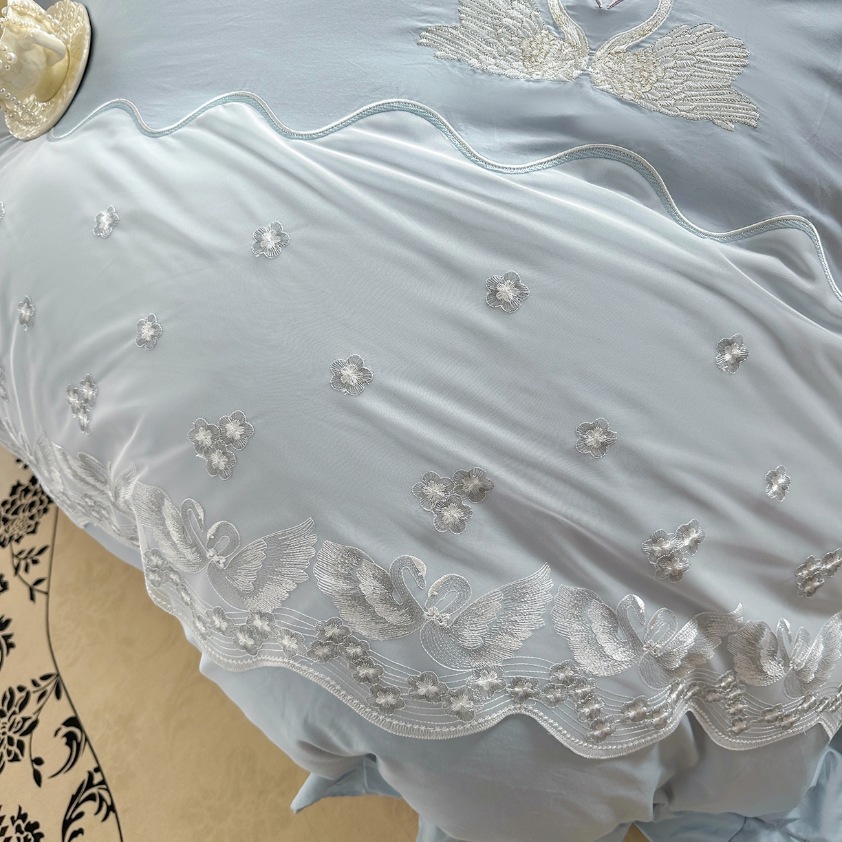 91家纺网 家纺一手货源 找家纺 宜凡家纺 2025新款长绒棉绣花夹棉床盖四件套--天鹅之吻系列 天鹅之吻 蔚蓝