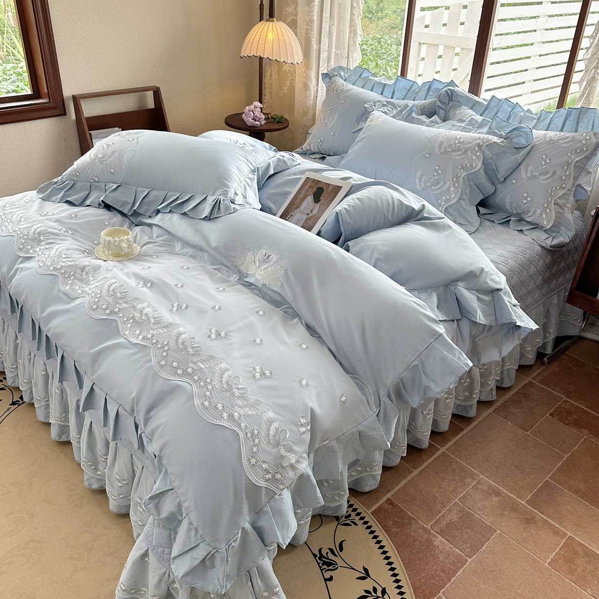 91家纺网 家纺一手货源 找家纺 宜凡家纺 2025新款长绒棉绣花夹棉床盖四件套--天鹅之吻系列 天鹅之吻 蔚蓝