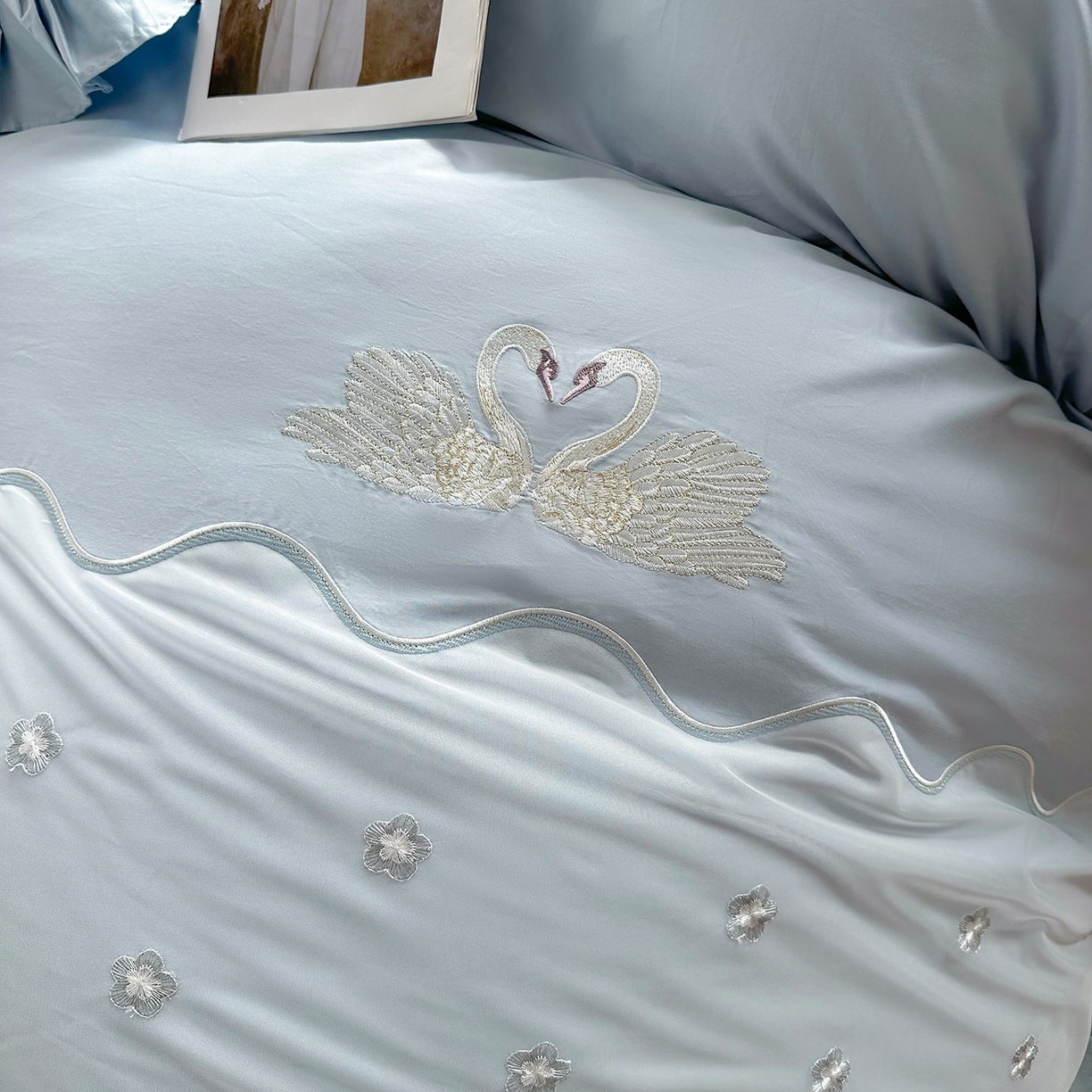 91家纺网 家纺一手货源 找家纺 宜凡家纺 2025新款长绒棉绣花夹棉床盖四件套--天鹅之吻系列 天鹅之吻 蔚蓝