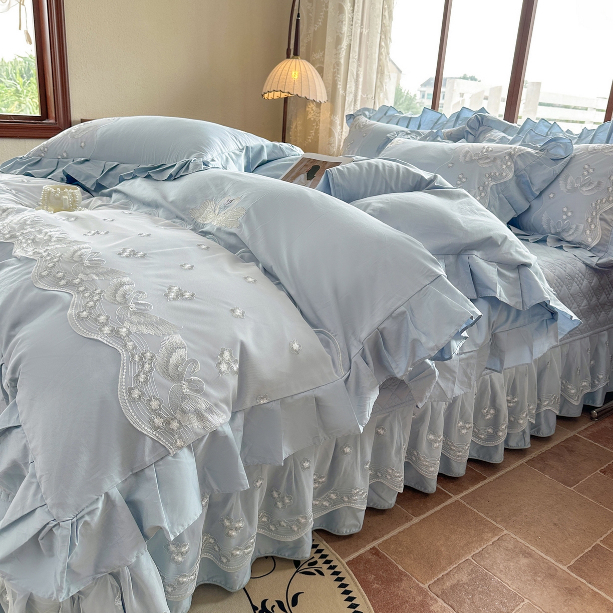 91家纺网 家纺一手货源 找家纺 宜凡家纺 2025新款长绒棉绣花夹棉床盖四件套--天鹅之吻系列 天鹅之吻 蔚蓝