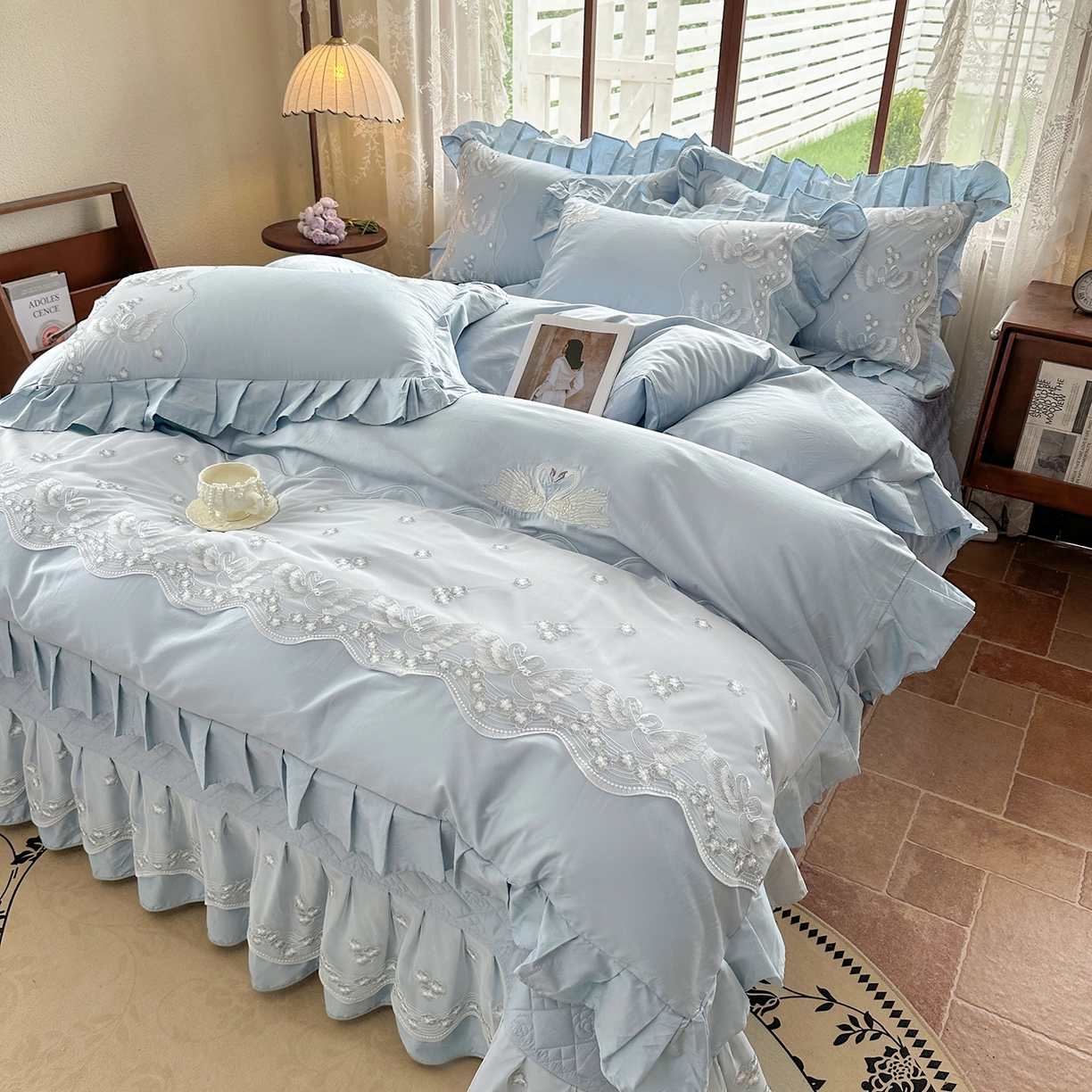 91家纺网 家纺一手货源 找家纺 宜凡家纺 2025新款长绒棉绣花夹棉床盖四件套--天鹅之吻系列 天鹅之吻 蔚蓝